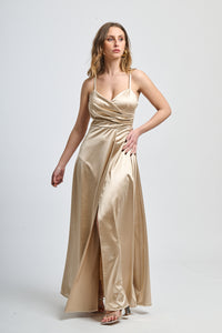 Abito da sera beige, tessuto lustrato con dettagli plissé e silhouette slim