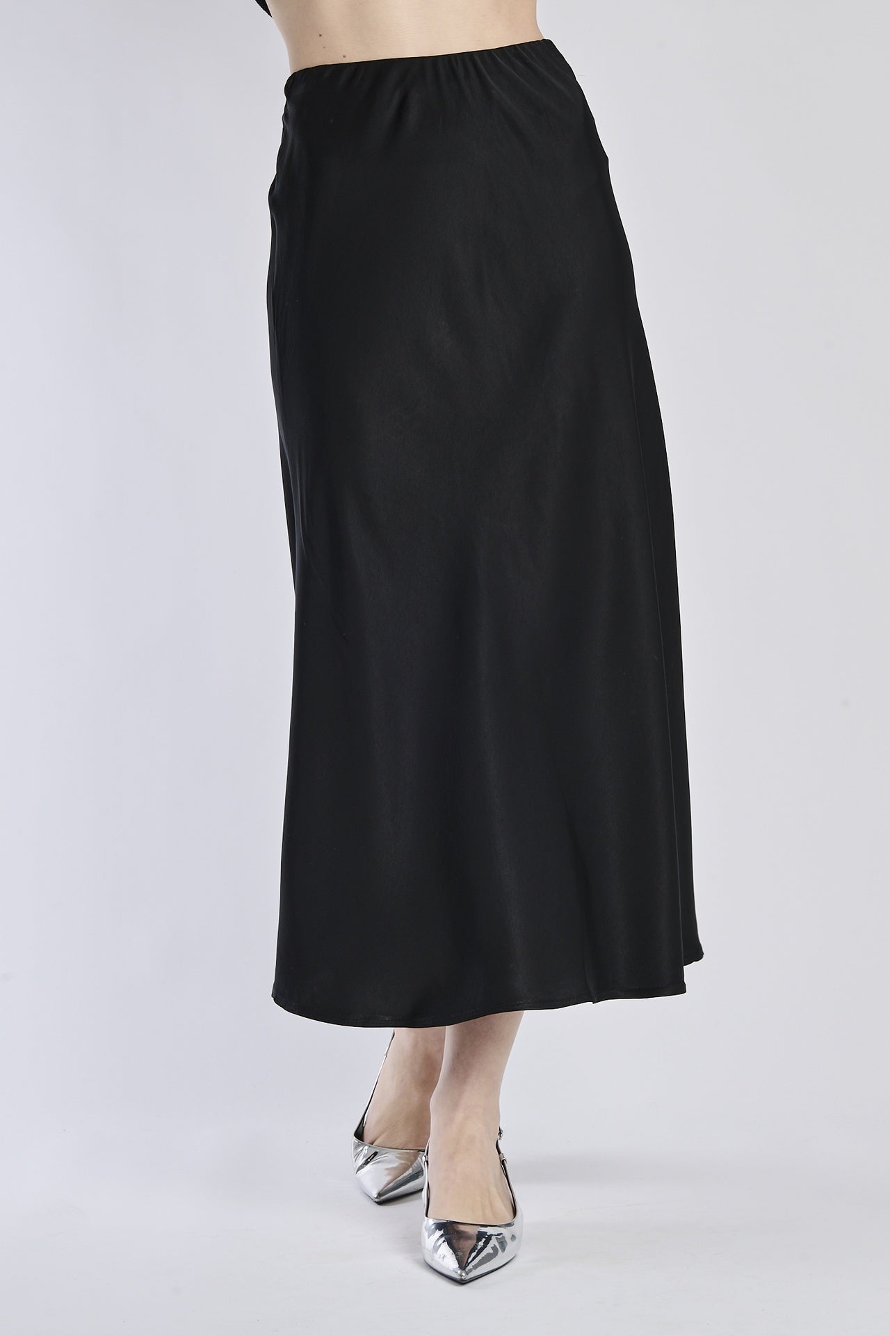 Gonna lunga nera in raso, abbinata a ballerine argentate