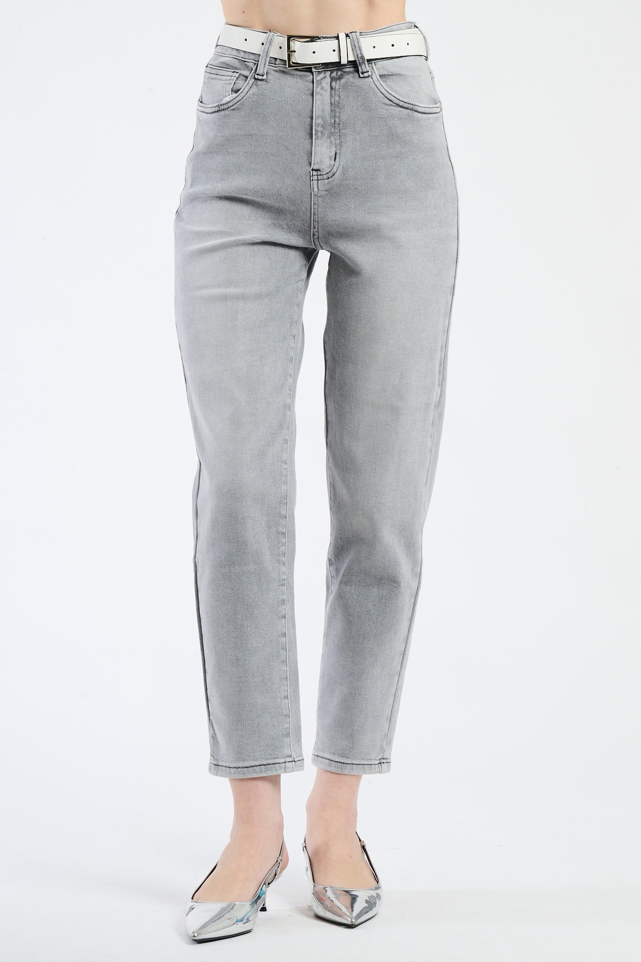 Un paio di jeans azzurri sullo schermo del computer.