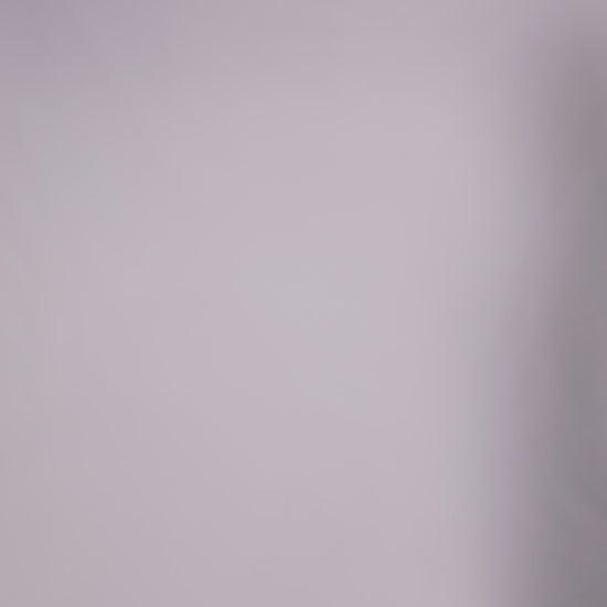 Abito ottanio da donna, taglio senza maniche, lunghezza midi, dettaglio nodo sul petto, stile raffinato.