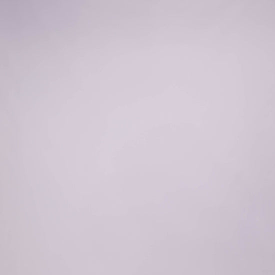 Donna con abito navy senza maniche, midi, nodo al petto, look elegante e classico.