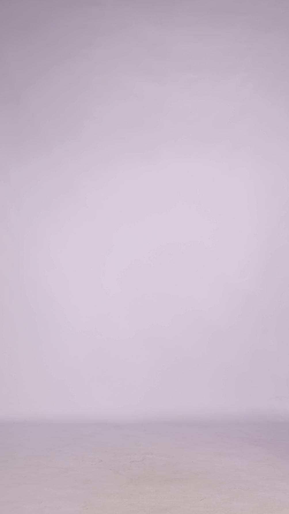 Donna con abito navy senza maniche, midi, nodo al petto, look elegante e classico.