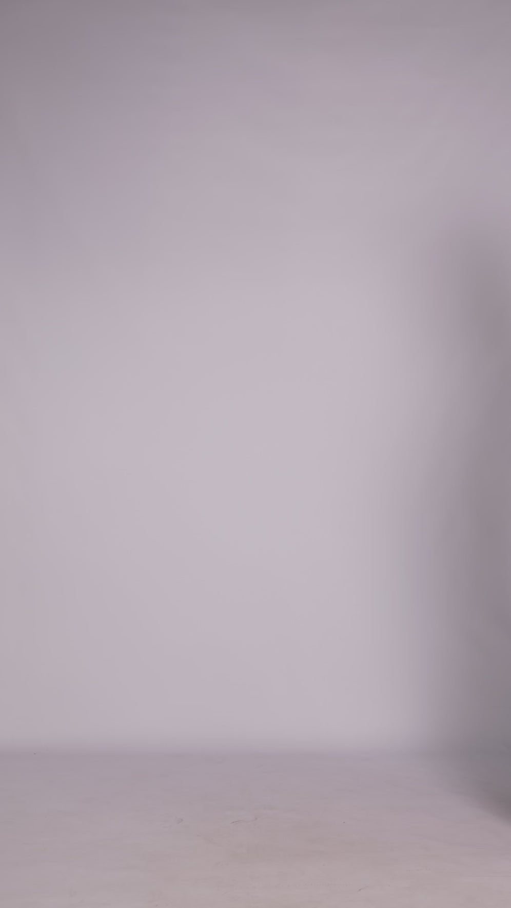 Donna con abito marrone senza maniche, midi, nodo al petto, look elegante e naturale.
