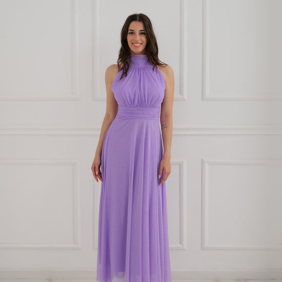 Modella con abito da sera lilla colletto alto, posa stilosa con bracci in alto