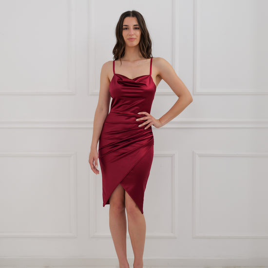 Questo abito in raso bordeaux, con design di spalline sottili e gonna asimmetrica, è l’ideale per trasformarti in una diva alle feste. Il suo taglio aderente esalta ogni curva, regalando un look sexy e raffinato. 