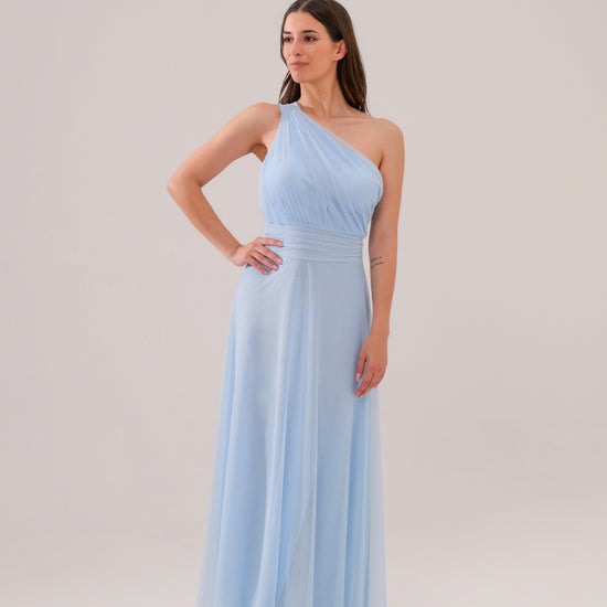 Questo abito celeste a spalla unica, in tulle leggero, è la definizione di eleganza eterea. Il taglio aderente al busto e la gonna fluida regalano un look da favola, perfetto per cerimonie o eventi esclusivi. 