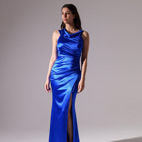 Figura con abito bluette a spalline nude e apertura laterale