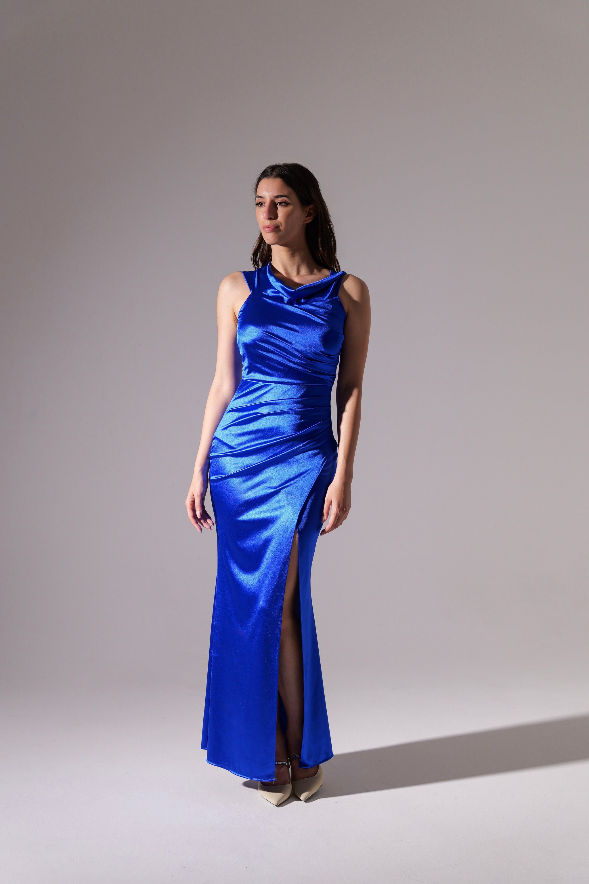 Figura con abito bluette a spalline nude e apertura laterale