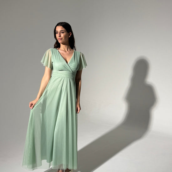 Donna in abito lungo verde menta, scollatura a V, maniche volanti in tulle trasparente