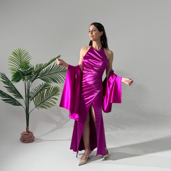 Abito viola satinato con spacco, scenario studio con pianta