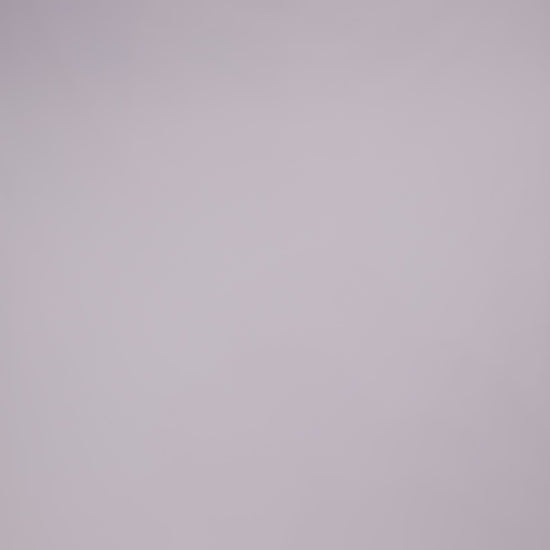 Donna con abito navy elegante, collo alto a imbarcatura, gonna lunga, foulard in tulle trasparente, look classico ed elegante.