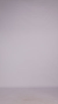 Donna con abito navy elegante, collo alto a imbarcatura, gonna lunga, foulard in tulle trasparente, look classico ed elegante.