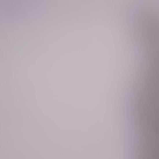 Donna con abito colore vino elegante, collo alto a imbarcatura, gonna lunga, foulard in tulle trasparente, look elegante e vissuto.